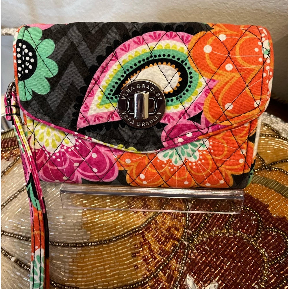 Vera BradleyLargeQuiltedFloral Wallet.Wristlet Strap.SilverTurnLock Closure.EUC